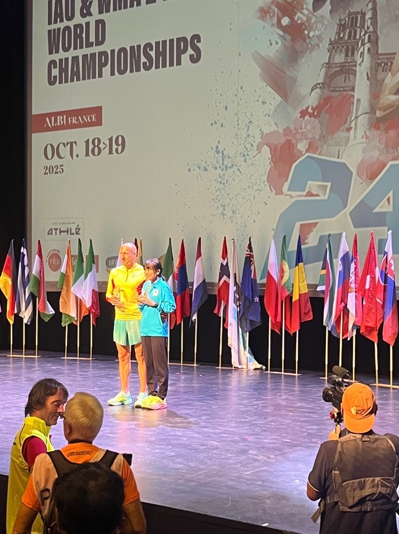 Ehrung der Ultraläufer des Jahres Weltmeister Niko Mahata aus Japan und Weltmeister Aleksandr Sorokin (2023 in Taipeh) aus Litauen bei der Eröffnungsfeier