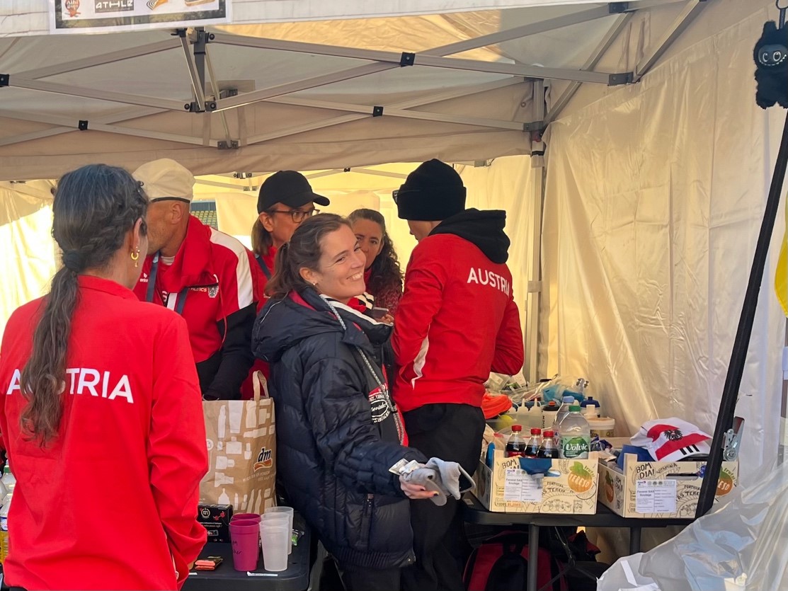 Letzte Vorbereitungen und noch gelöste Stimmung vor dem Start im Teamzelt