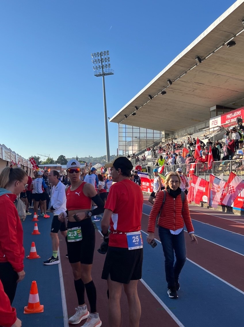 Diana und Rainer Predl bei den letzten Startvorbereitungen